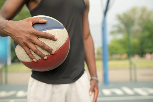 Podobizna afroamerické muže na košíkovou udržet míč — Stock fotografie