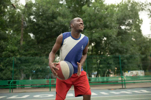 Američan Afričana muž hraje na košíkovou. Skutečné a autentické aktivita. — Stock fotografie