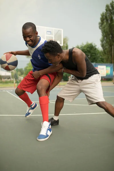 Američan Afričana muž přáteli, kteří hrají na košíkovou. Autentické aktivita. — Stock fotografie