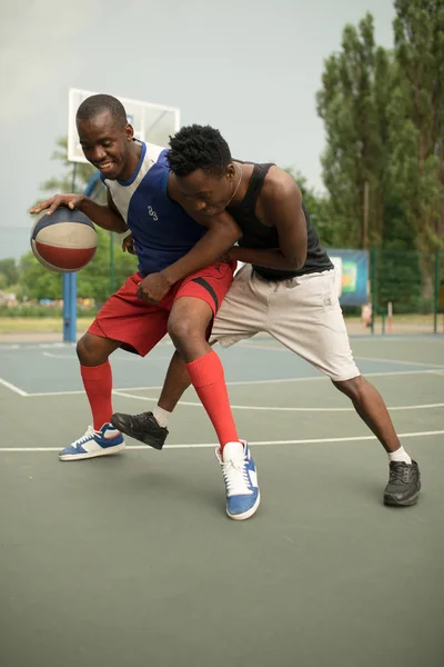 Američan Afričana muž přáteli, kteří hrají na košíkovou. Autentické aktivita. — Stock fotografie