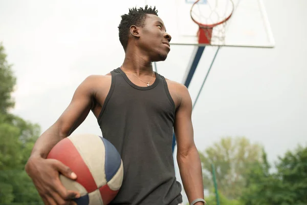Πορτρέτο της αφρικανική αμερικανική άνθρωπος στο γήπεδο μπάσκετ κρατήσει μπάλα — Φωτογραφία Αρχείου
