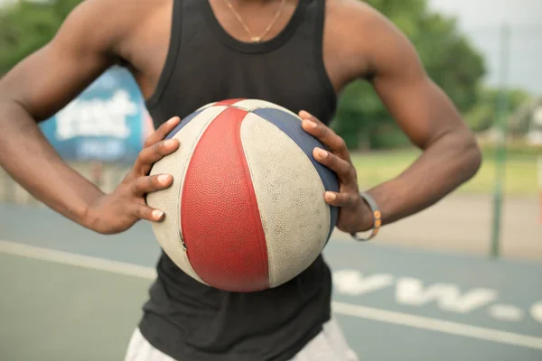 Podobizna afroamerické muže na košíkovou udržet míč — Stock fotografie