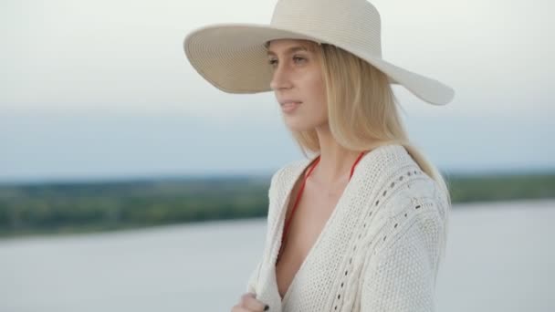 Módní model žena v klobouku, svetr a plavky chůzi v poušti, večerní čas — Stock video