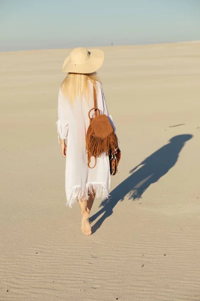 Reise alene. Kvinne som går bort på en sand i ørkenen . – stockfoto