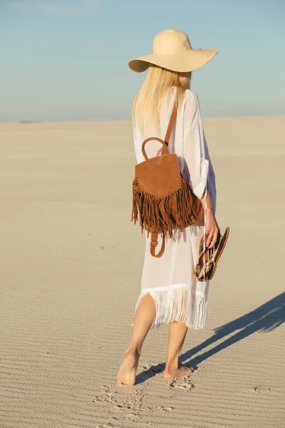 Viaje solo. Mujer caminando sobre una arena en el desierto . — Foto de Stock