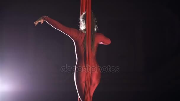 Рівноважна гімнастка балансує на червоному шовку — стокове відео