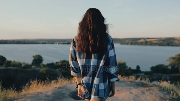 Linda jovem mulher de viagem. Menina caminhando sozinha, ela desfrutando de férias de verão ao pôr do sol . — Vídeo de Stock