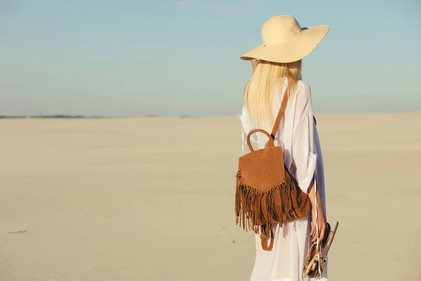 เดินทางคนเดียว ผู้หญิงเดินออกไปบนทรายในทะเลทราย . — ภาพถ่ายสต็อก