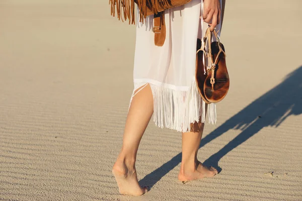Ženské nohy naboso jde na písku v poušti nebo na pláž — Stock fotografie