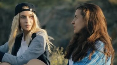 İki genç Gezgin kadın. Birlikte, onlar oturan, konuşma ve gülme hiking arkadaşlarım.