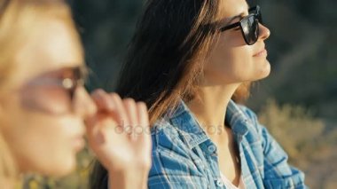 İki genç Gezgin kadın. Birlikte, onlar oturan, konuşma ve gülme hiking arkadaşlarım.