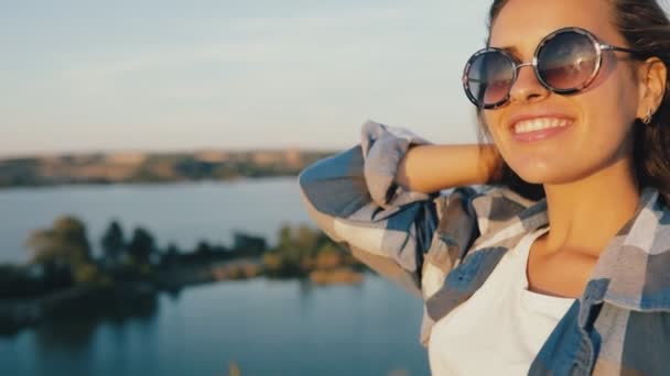 Schöne junge Reisefrau. Mädchen, das allein wandert, genießt den Sommerurlaub bei Sonnenuntergang. — Stockvideo