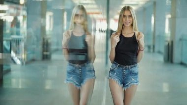 Bir alışveriş merkezi koridor kadında gidip kameraya, yansıtma