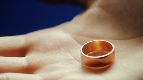 Anillo de oro en una mano masculina, joyas . — Vídeos de Stock