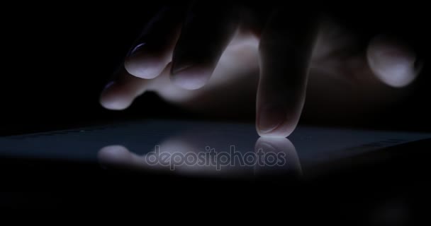 Nahaufnahme einer männlichen Hand, die auf einem spät arbeitenden digitalen Tablet durch eine Webseite scrollt — Stockvideo
