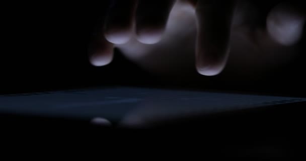 Крупный план мужской руки, прокручивающей веб-страницу на цифровом планшете, работающем допоздна — стоковое видео