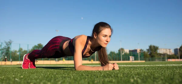 Spor yapma tahta egzersiz Stadyumu alan alan açık havada genç mutlu sporcumuz. Sağlıklı yaşam konsepti, spor aktivitesi.