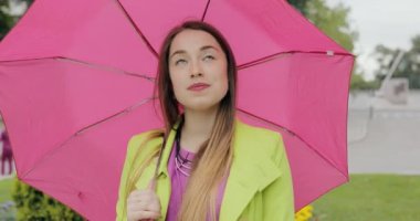 Yağmur var. Kadın kapalı yaz veya sonbahar günü City şemsiyesi altında hiçbir yağış olduğunu üzgün.