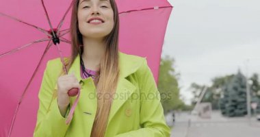 Yağmur var. Kadın kapalı yaz veya sonbahar günü City şemsiyesi altında hiçbir yağış olduğunu üzgün.