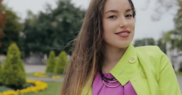 Gelukkige vrouw portret in stad steegje op bewolkte zomer of herfstdag, steadicam schot — Stockvideo