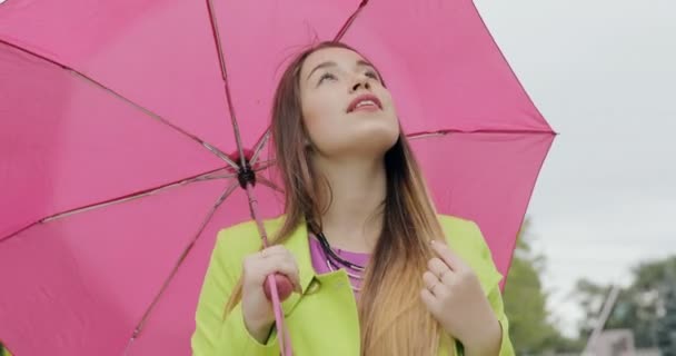 Kde je ten déšť. Žena pod deštníkem v městě na zatažené letní nebo podzimní den naštvaný, že neexistuje žádné srážky. — Stock video