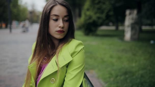 Tristezza solitudine donna seduta sulla panchina a nuvoloso giorno d'estate o d'autunno — Video Stock