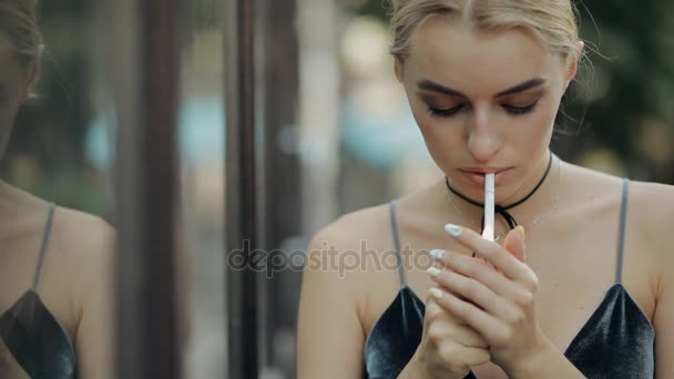 Kötü alışkanlık. Güzel kadın bir şehir sokak, ağır çekimde sigara içiyor. — Stok video