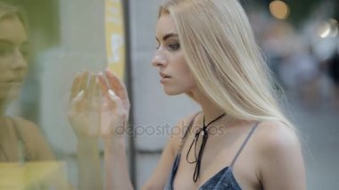 Güzel kadın bir şehir vitrin üstünde bir elmas isteyen o istiyorum bu ağır çekim