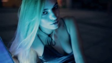 Güzel seksi kadın mavi ışıklar açık gece şehirde, ağır çekim