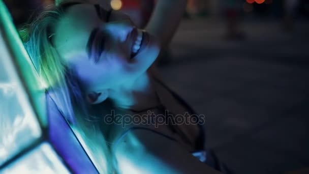 Mooie sexy vrouw in blauw licht buiten in nacht stad, slow-motion — Stockvideo