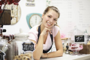 Onun işyerinde kadın barista portre. O hizmeti istemcisi için hazır.