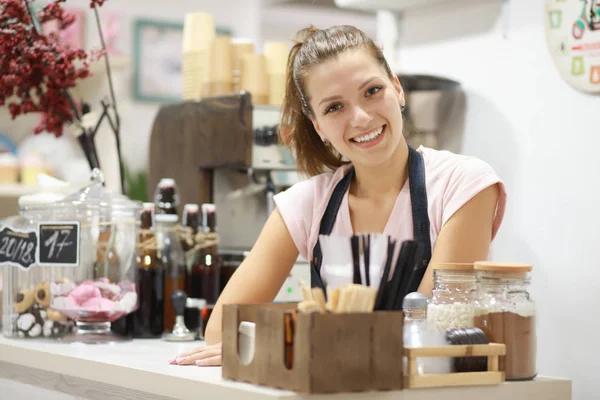 Mulher barista retrato em seu local de trabalho. Ela está pronta para atender o cliente . — Fotografia de Stock