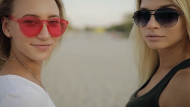 Die besten Freundinnen laufen an einem Sommertag in Zeitlupe zurück an den Strand — Stockvideo