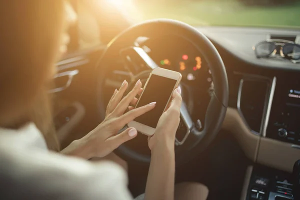 Frau mit Touchscreen des Smartphones im Autosalon nicht wiederzuerkennen — Stockfoto