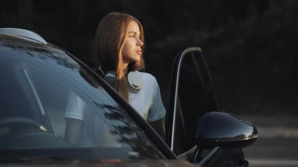 Люксовая женщина садится в машину и закрывает дверь оригинальным звуком — стоковое видео
