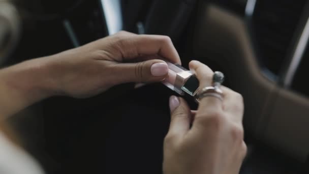 Brillo de labios abiertos de mujer en su coche, primer plano — Vídeos de Stock