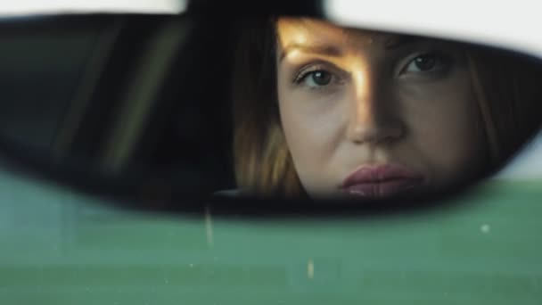 Kobieta luksus, patrząc na jej twarz w lusterku jej samochodu — Wideo stockowe