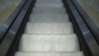 POV - alışveriş merkezinde yürüyen merdiven devam