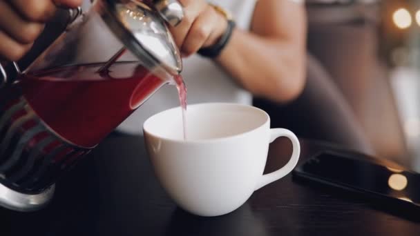 Man gieten vruchten thee aan kop in een koffieshop met originele audio — Stockvideo