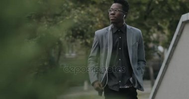 Şehirde yürüyüş Klasik takım elbiseli genç Afrika öğrenci