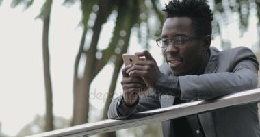 Akıllı telefonla konuşan genç Afrika işadamı