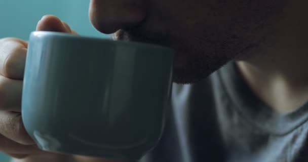 Orijinal ses ile evde çay içme adamın kırpılmış — Stok video