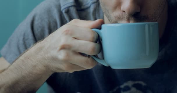 Beskuren av man dricker te hemma med ursprungliga ljud — Stockvideo