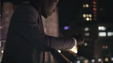 Genç Afrika işadamı gece şehre balkon arıyor