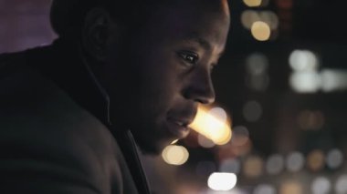 Genç Afrika işadamı gece şehre balkon arıyor