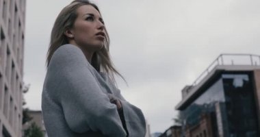 Bulutlu, soğuk sonbahar günü. Onun arkadaşı bekleyen kadın. Temiz hava Rüzgar açık.