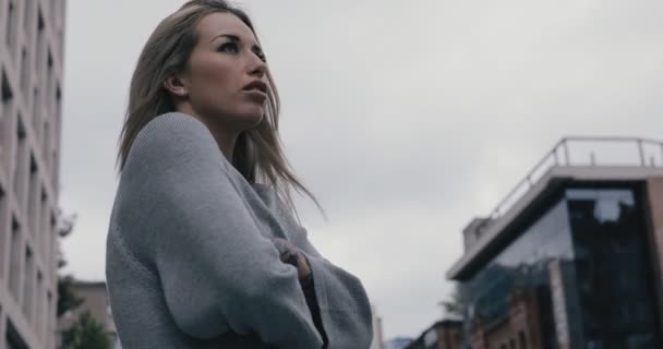 Nublado, frío día de otoño. Mujer esperando a su amiga. Aire fresco vientos al aire libre . — Vídeo de stock