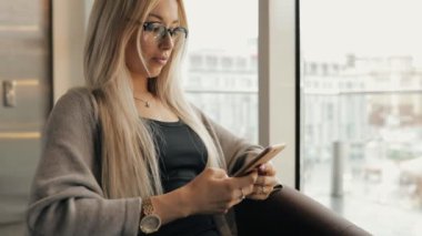 Kadın bir kafede smartphone, cep telefonunuza bakıyordu o kullanma