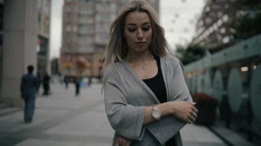 Kadın yürüme şehirde sokak, slowmotion