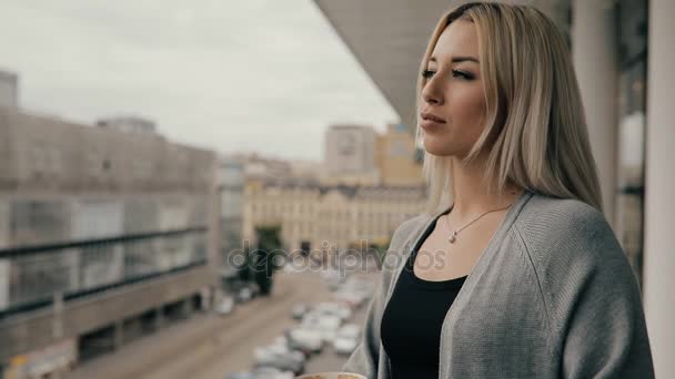 Frau im Café trinkt Kaffee oder Latte im Stehen auf Balkon — Stockvideo